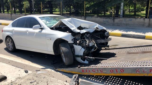 Direksiyon hakimiyetini kaybeden sürücü bariyerlere çarparak durabildi