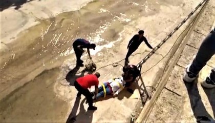 Dereye düşen kadını itfaiye kurtardı