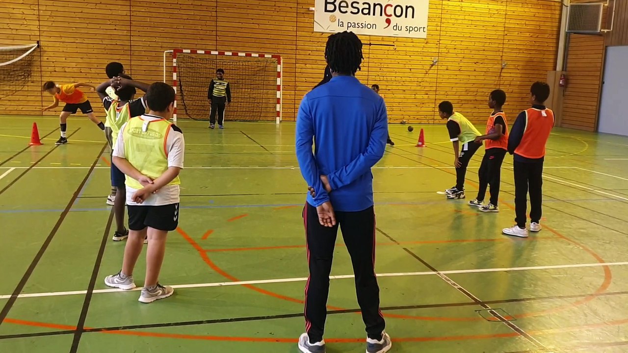 Stage de U13G pendant les vacances scolaires au gymnase Diderot animé par le Coach Sylvain avec Tadjidine qui est en apprentissage en ce moment.