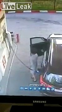 Un idiot à la station essence... ridicule