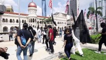 KUALA LUMPUR - Malezya'da hükümetin Kovid-19 politikaları protesto edildi