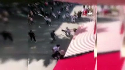 Öfkeli kadın eşini sokak ortasında darp eden genci tekme tokat dövdü