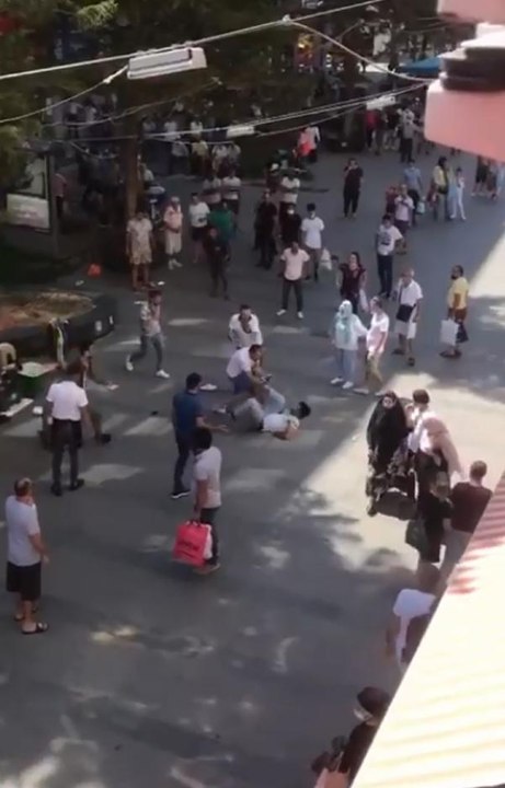 Antalya'nın en işlek caddesinde tekme tokatlı kavga kamerada