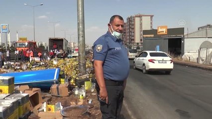 DİYARBAKIR - Devrilen tırdaki sıvı yağın çevreye saçılması nedeniyle yol trafiğe kapandı