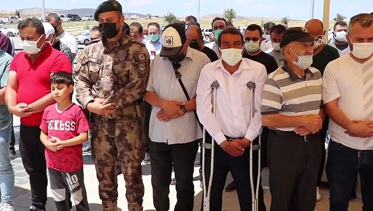 SİVAS - Samsun'da eşi tarafından öldürülen polis memurunun cenazesi Sivas'ta toprağa verildi