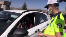 YOZGAT - Trafik polislerinden sürücülere çay ikramı