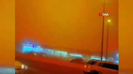 - Suudi Arabistan'da kum fırtınası gökyüzünü turuncuya bürüdü