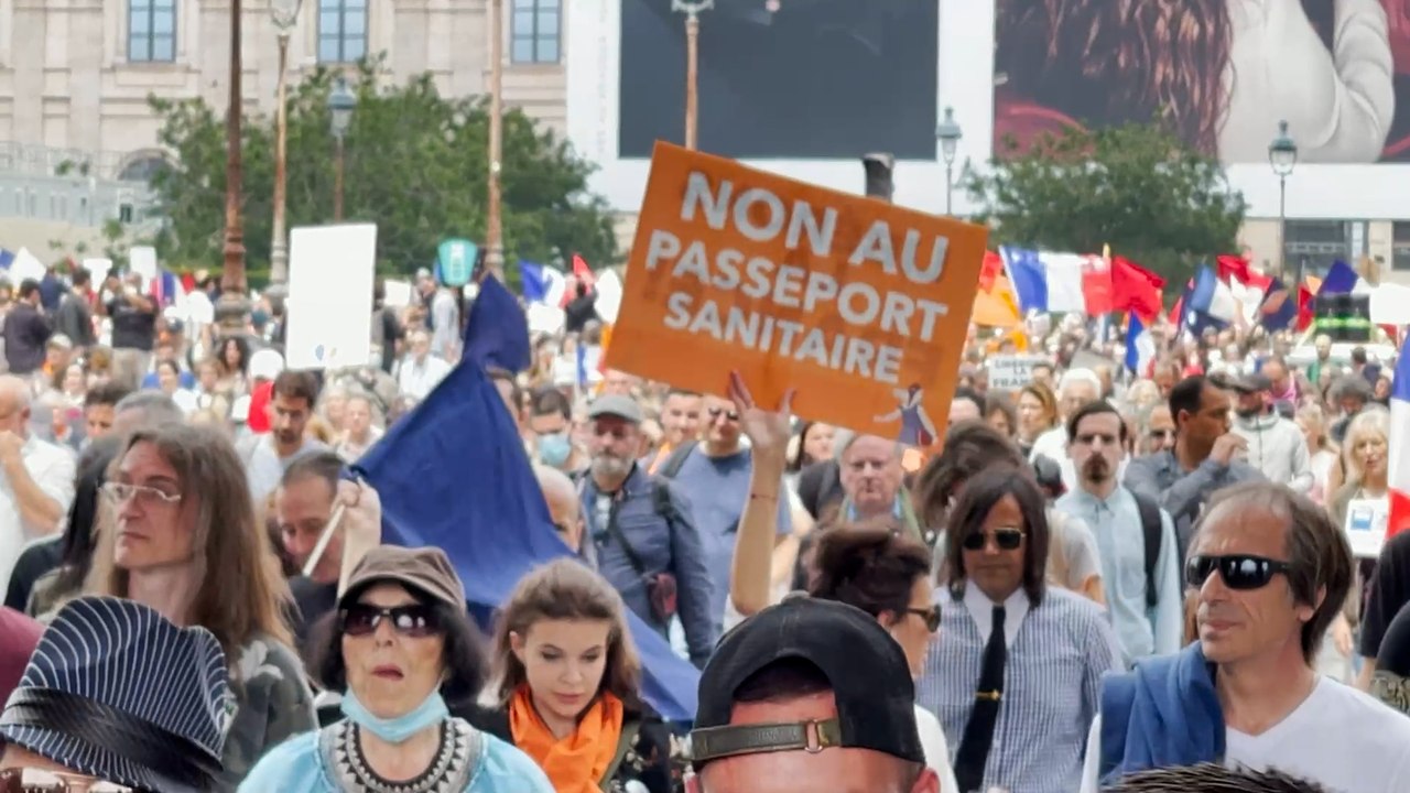 « C’est du chantage » : des milliers de personnes dans les rues de Paris contre le pass sanitaire