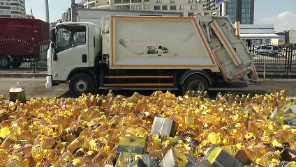 DİYARBAKIR - Devrilen tırdaki sıvı yağın çevreye saçılması nedeniyle yol trafiğe kapandı
