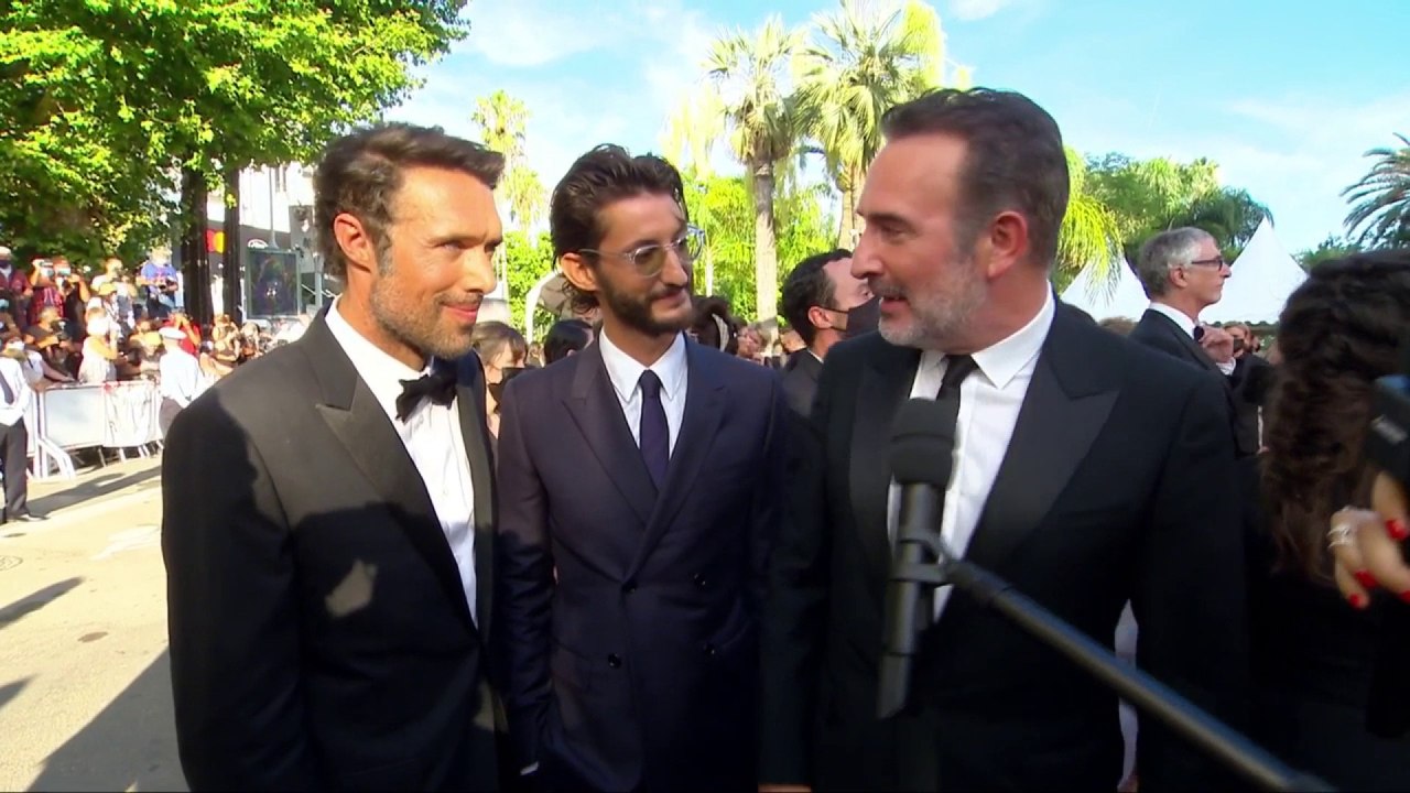 L'équipe du film 'OSS 117 : Alerte rouge en Afrique noire' sur le Tapis Rouge - Cannes 2021