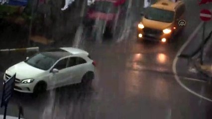 ARDAHAN - Sağanak sürücülere zor anlar yaşattı