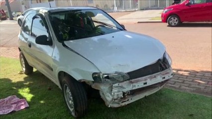 UP capota após colisão com Celta no Bairro Pioneiros Catarinenses