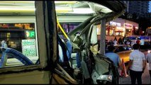 İSTANBUL - Gaziosmanpaşa'da freni boşalan kamyonet yolcu minibüsüne çarptı