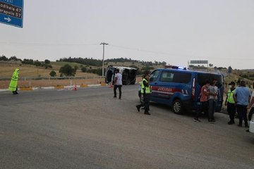 DENİZLİ'DE OTOMOBİLLE ÇARPIŞAN MİDİBÜS DEVRİLDİ: 5 YARALI