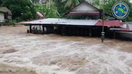Contra la fuerza del agua, policías rescatan a bebé y un niño en inundación
