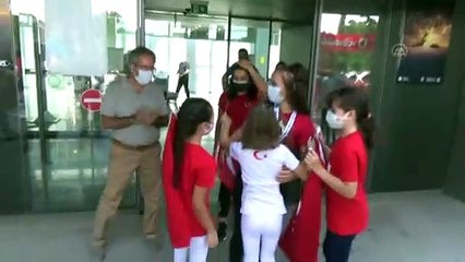 MUĞLA - Dünya şampiyonu güreşçi Selvi İlyasoğlu, çiçeklerle karşılandı