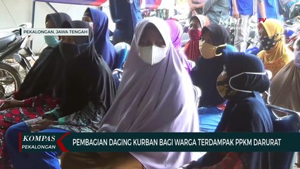 Pembagian Daging Kurban Untuk Warga Terdampak PPKM