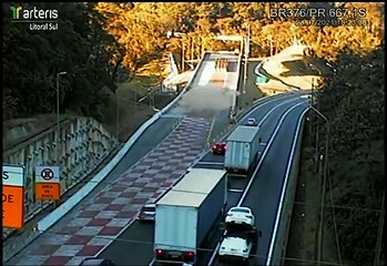 Câmeras mostram caminhoneiro evitando acidente por pouco na mesma rodovia onde ocorreu acidente da AFSU