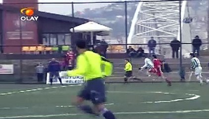 Koltuk değneğiyle hakem kovaladı