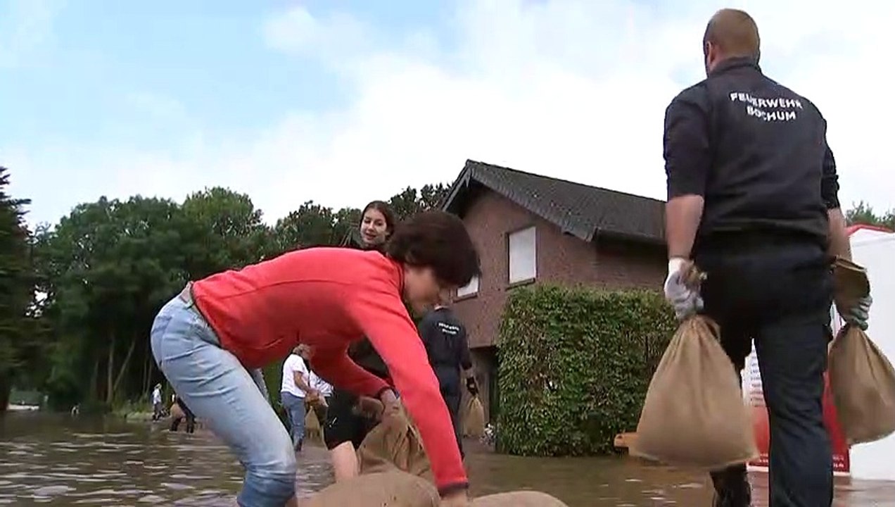 Merkel besucht Hochwasseropfer, Land unter in Bayern und Sachsen