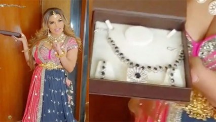 Disha Parmar को Rakhi Sawant ने दिया ये Gift, उड़ जाएंगे होश; WATCH VIDEO | Boldsky