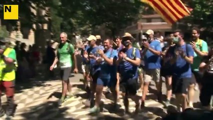 ARAGONES REP TURULL EN LA SEVA TRAVESSERA PER LA LLIBERTAT
