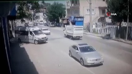 Son dakika haber! Dikkatsiz sürücüsü ana yolda 'U' dönüşü yaparken otomobile çarptı...Kaza anı kamerada