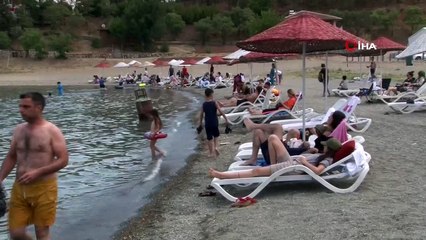 Ege ve Akdeniz sahillerini aratmayan Hazar Gölü, bayram tatilini fırsat bilenlerin akınına uğradı