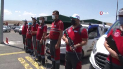 Kurban yakalama timi enjektörlü havalı tüfek ile pazarda nöbet tutuyor