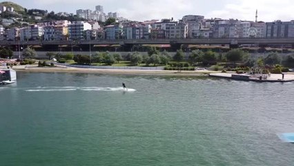 Adrenalin tutkunları Samsun sahillerinde kablolu su kayağıyla eğleniyor