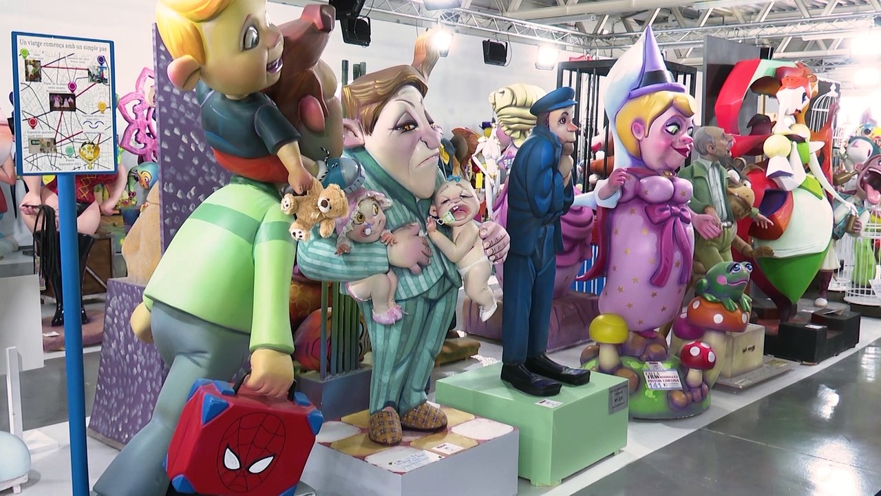 El mundo fallero comparte sus obras en L'Exposició del Ninot