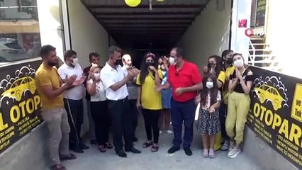 Oto yıkamacı kadın çalışanlar erkeklere taş çıkartıyor