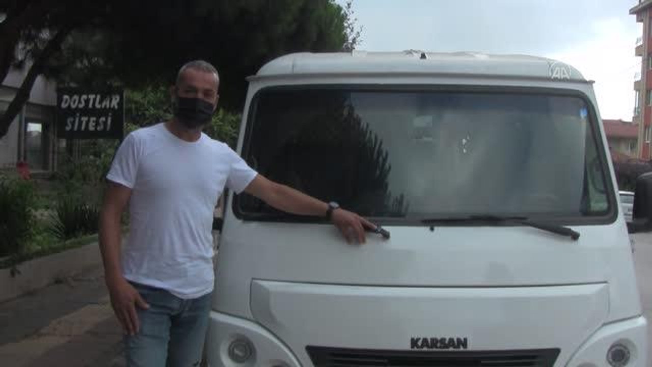 Satın aldığı minibüsü kendi çabalarıyla karavana dönüştürdü