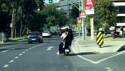 Motosiklet üzerinde 4 kişilik tehlikeli yolculuk kamerada