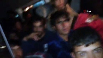 Koltukları sökülen minibüste 60 düzensiz göçmen yakalandı