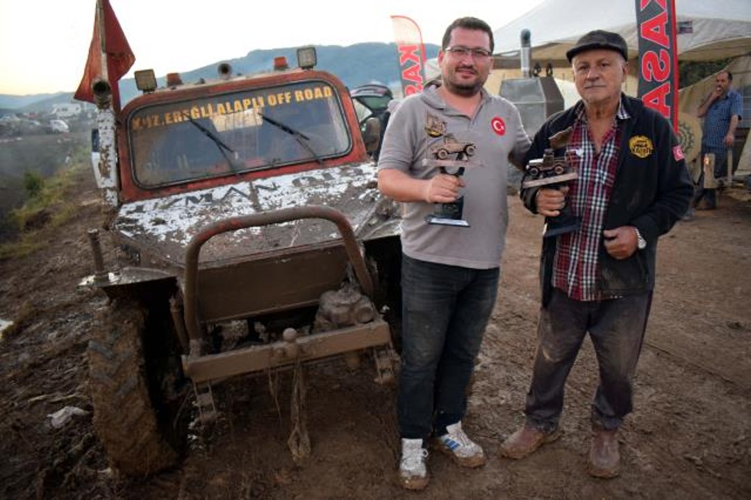 Off-road tutkunu dede ve torun "Pıtırcık" ile pistlerin tozunu attırıyor