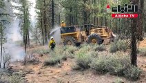 عناصر الإطفاء يكافحون لإخماد الحرائق في غرب الولايات المتحدة