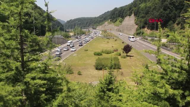 TEM'İN BOLU GEÇİŞİNDE AKICI BAYRAM YOĞUNLUĞU