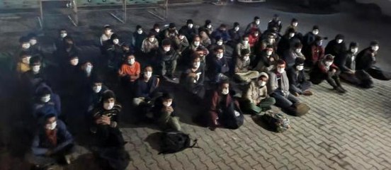 Koltukları sökülen minibüste 60 düzensiz göçmen yakalandı