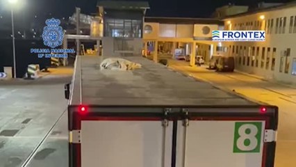 Скачать видео: Hallan en Ceuta cinco migrantes que trataban de entrar a la península escondidos en camiones