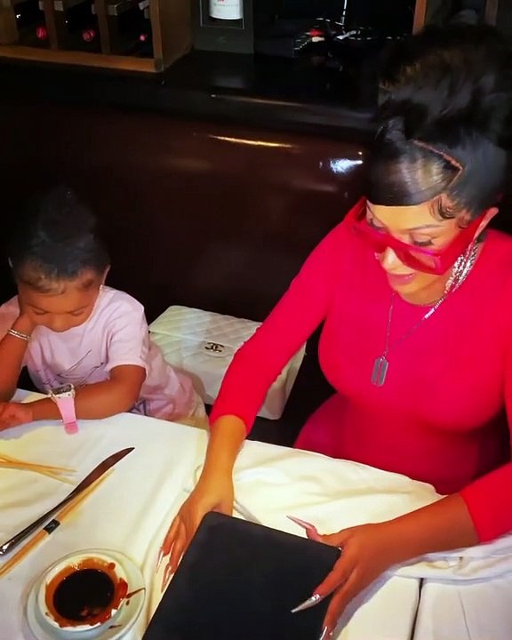 Cardi B se fait clasher pour avoir offert un collier à 150.000 dollars en diamants à sa fille pour ses 3 ans