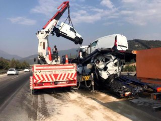 Yakıt tankeri tıra çarptı, sıfır kilometre araçlar hasar gördü