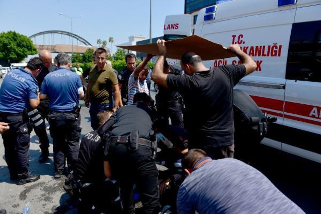 Son dakika haberleri! KAZADA YARALANAN POLİSLERE KARTONLARLA GÖLGELİK OLUŞTURDULAR