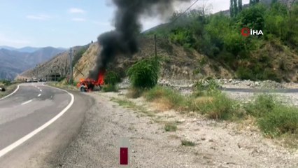 Otomobil kaza sonrası alev topuna döndü