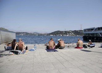 KAVURUCU SICAKLARDAN BUNALDILAR, BOĞAZIN SERİN SULARINA ATLADILAR