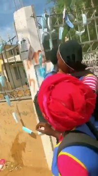 Au lycée de ourossogui les élèves jettent leurs blouses et leurs cahiers dans l'eau