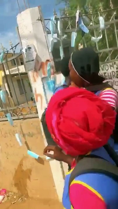 Au lycée de ourossogui les élèves jettent leurs blouses et leurs cahiers dans l'eau