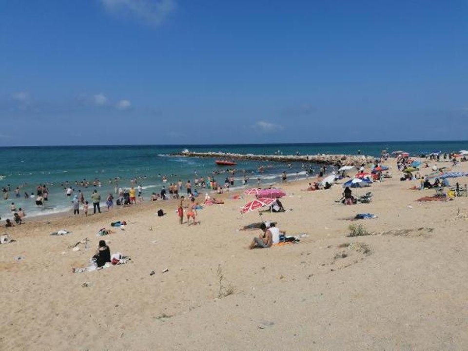 ARNAVUTKÖY'DE SICAKTAN BUNALANLAR KARABURUN SAHİLİ'NE AKIN ETTİ