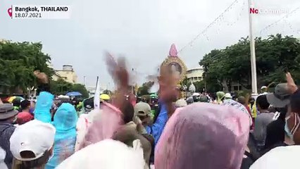 شاهد: اشتباكات بين الشرطة التايلاندية ومتظاهرين يطالبون باستقالة رئيس الوزراء