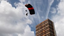 À la Courneuve, un saut en parachute de l’extrême depuis une tour abandonnée